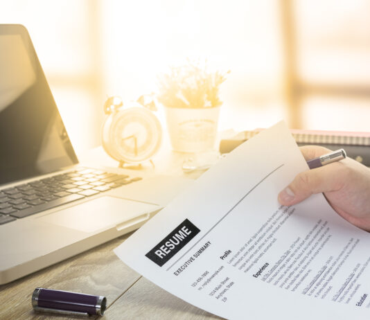 How to Make Your Resume Stand Out: 4 Hacks You Need to Know 3aa9e081d866d6c77da2adba73b1f26b