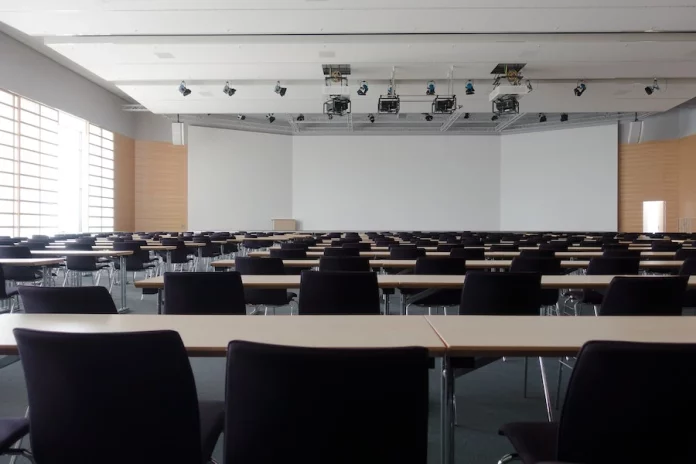 Benefits Of Renting A Conference Room And What You Should Consider 