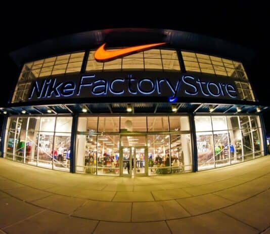 nike .com: Innovations and Trends at the Digital Frontier nike .com